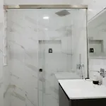 Living By Erle 2 New Baazar Appartement *