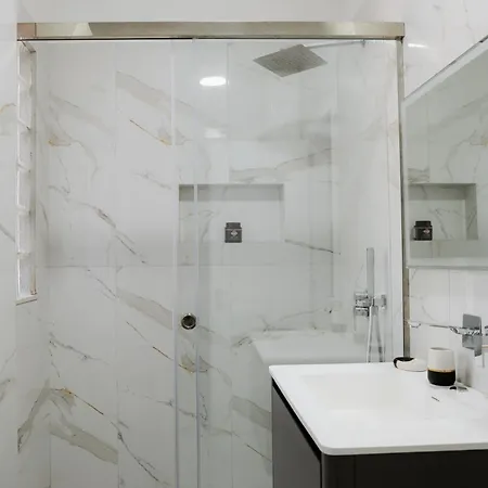 Living By Erle 2 New Baazar Appartement *