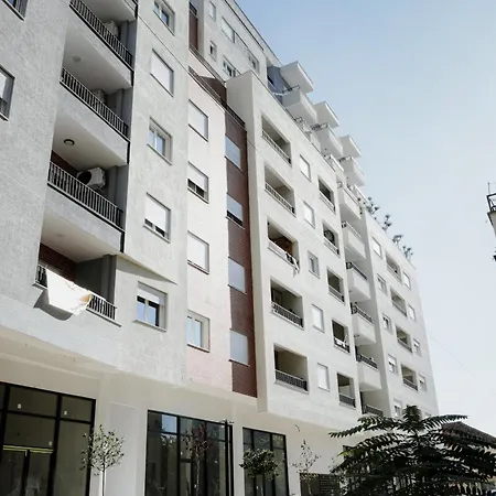 Living By Erle 2 New Baazar * 地拉那