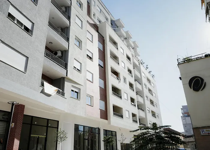 Living By Erle 2 New Baazar * 地拉那